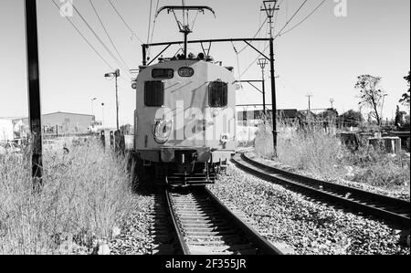 JOHANNESBURG, AFRIQUE DU SUD - 13 mars 2021: Soweto, Afrique du Sud - septembre 08 2018: Le train de banlieue se déplace au cœur de Soweto, Johannesburg Banque D'Images