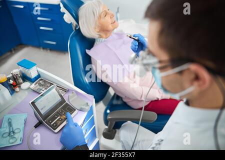 Paramètres de réglage du dentiste pour la foreuse dentaire dans le contrôleur Banque D'Images