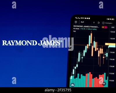 Dans cette illustration, les informations boursières de Raymond James Financial sont affichées sur un smartphone avec le logo en arrière-plan. Banque D'Images