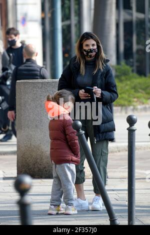 Milan, Italie. 14 mars 2021. * PAS DE WEB * * FRAIS SPÉCIAUX EXCLUSIFS * Milan, Elisabetta Canalis avec sa fille Skyler Eva au parc crédit: Agence de photo indépendante/Alamy Live News Banque D'Images