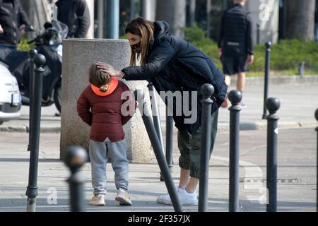 Milan, Italie. 14 mars 2021. * PAS DE WEB * * FRAIS SPÉCIAUX EXCLUSIFS * Milan, Elisabetta Canalis avec sa fille Skyler Eva au parc crédit: Agence de photo indépendante/Alamy Live News Banque D'Images