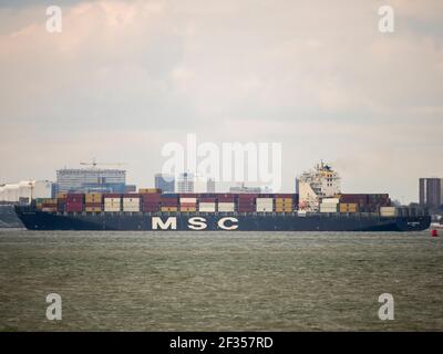 Sheerness, Kent, Royaume-Uni. 15 mars 2021. Le port de Londres a été le plus grand port du Royaume-Uni l'an dernier, traitant 47.4 millions de tonnes de marchandises, ses performances ont aidé en étant un pôle majeur pour les importations d'équipements EPI en provenance de Chine. Le bateau à conteneurs « MSC Florentina » est arrivé au port de Londres cet après-midi alors qu'il passait par Southend on Sea. Crédit : James Bell/Alay Live News Banque D'Images