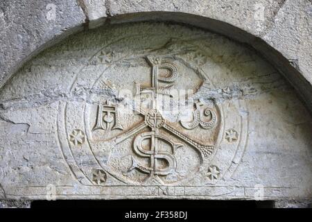 Aragnouet (sud-ouest de la France) : détail du tympan en marbre sculpté de la chapelle des Templiers datant du XIIème siècle (XIIe siècle), remai Banque D'Images