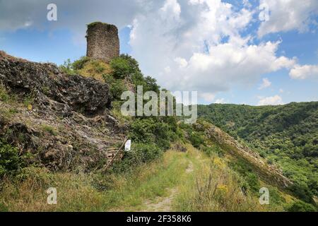 Pampelonne (sud de la France) : ruines du château de Thuries surplombant les Gorges du Viaur Banque D'Images