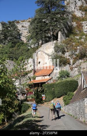 Saint-Sulpice au sud de la France) : randonneurs dans la vallée de la Célé sur le sentier de randonnée GR65, route de pèlerinage "via Podiensis", sur le chemin de Saint-Jacques (Santiag Banque D'Images