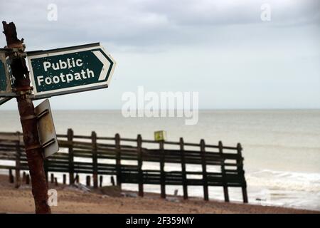 Panneau de sentier public dans le Sussex pointant vers la mer , Angleterre, Royaume-Uni Banque D'Images