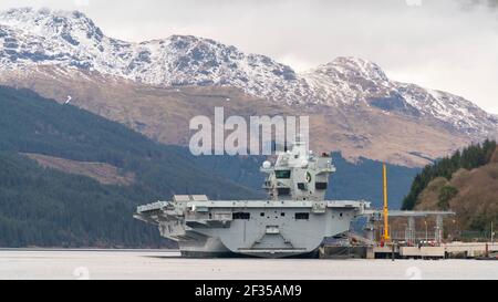 Finnart, Écosse, Royaume-Uni. 15 mars 2021. Le porte-avions de la Royal Navy, le HMS Queen Elizabeth, a accolé sur le long Loch à Glenmallan pour prendre des provisions et des munitions avant les exercices navals dans le cadre du groupe d'attaque britannique Carrier Strike Group 2021. Iain Masterton/Alay Live News Banque D'Images