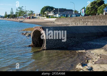 AUCKLAND, NOUVELLE-ZÉLANDE - 01 mars 2021 : vue sur la conduite d'eau de pluie en béton à la plage Banque D'Images