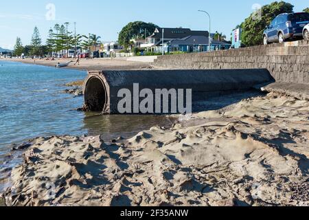 AUCKLAND, NOUVELLE-ZÉLANDE - 01 mars 2021 : vue sur la conduite d'eau de pluie en béton à la plage Banque D'Images