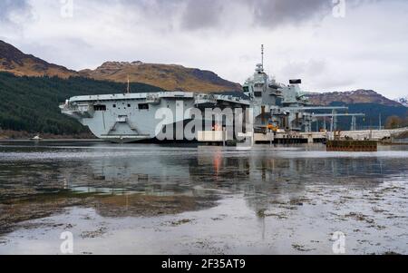 Finnart, Écosse, Royaume-Uni. 15 mars 2021. Le porte-avions de la Royal Navy, le HMS Queen Elizabeth, a accolé sur le long Loch à Glenmallan pour prendre des provisions et des munitions avant les exercices navals dans le cadre du groupe d'attaque britannique Carrier Strike Group 2021. Iain Masterton/Alay Live News Banque D'Images