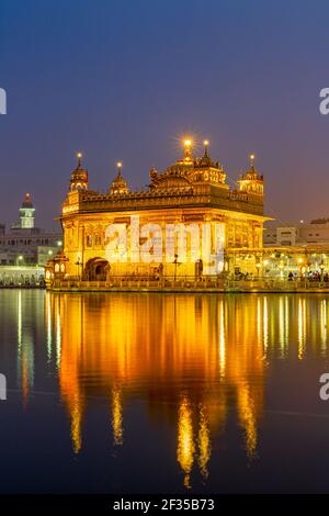 Temple d'or (Sri Harmandir Sahib) au coucher du soleil, Amritsar, Punjab, India Banque D'Images