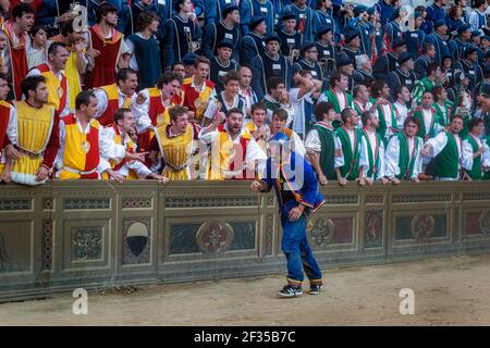 Un jokey déchu passant les opposants, le Palio, Piazza del Campo, Sienne, Toscane, Italie Banque D'Images