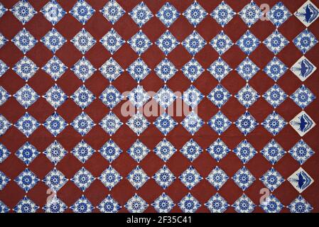 Terre cuite et bleu Talavera mosaïque symétrique avec des accents blancs et ocre sur le mur baroque Santa María Tonantzintla à Cholula, Mexique. Banque D'Images