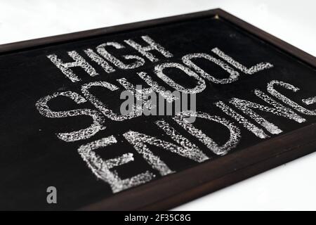 lettrage sur le tableau noir de l'école, thème de fin de l'école secondaire, sur fond blanc Banque D'Images