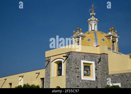 Vue sur la coupole de l'église baroque Santa María Tonantzintla à Cholula, Puebla au Mexique. Banque D'Images