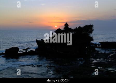 Un des plus importants temples balinais Pura Tanah Lot est situé sur une falaise directement au-dessus de la mer; au coucher du soleil, Bali, Indonésie Banque D'Images