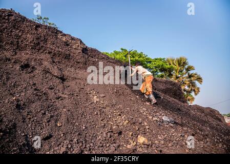 Barishal, Barishal, Bangladesh. 15 mars 2021. Les travailleurs du champ de charbon au Bangladesh travaillent très dur tous les jours de la lumière du jour jusqu'à la soirée pour leur subsistance où les revenus sont un peu d'environ 3-4 $ environ crédit: Mustasinur Rahman Alvi/ZUMA Wire/Alamy Live News Banque D'Images