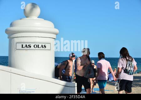 Fort Lauderdale, Floride, États-Unis. 14 mars 2021. Un point de vue général des gens qui font la fête sur la plage de fort Lauderdale Los Olas pendant les vacances de printemps, les foules suscitent des inquiétudes pendant les moments critiques de la pandémie COVID-19. Le 14 mars 2021 à fort Lauderdale, en Floride. Le président américain Joe Biden annonce que tous les Américains seront admissibles à la vaccination d'ici le 1er mai, met la nation sur la voie de se rapprocher de la normale d'ici le 4 juillet. Crédit : Mpi10/Media Punch/Alamy Live News Banque D'Images