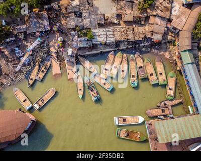 Barishal, Barishal, Bangladesh. 15 mars 2021. Au cours d'une suny à mi-journée, tous les bateaux ont été amarrés sur les rives de la ''Kirtonkhola''' à Barishal Bangladesh crédit: Mustasinur Rahman Alvi/ZUMA Wire/Alamy Live News Banque D'Images