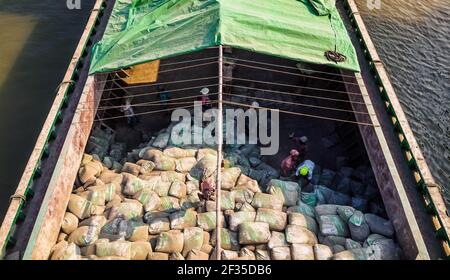 Barishal, Barishal, Bangladesh. 15 mars 2021. Les travailleurs du Bangladesh travaillent très dur tous les jours de la lumière du jour jusqu'au soir pour leur subsistance où les revenus sont un petit montant d'environ 3-4 $ environ crédit: Mustasinur Rahman Alvi/ZUMA Wire/Alamy Live News Banque D'Images