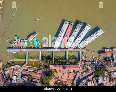 Barishal, Barishal, Bangladesh. 15 mars 2021. Au cours d'une suny à mi-journée, tous les bateaux ont été amarrés sur les rives de la ''Kirtonkhola''' à Barishal Bangladesh crédit: Mustasinur Rahman Alvi/ZUMA Wire/Alamy Live News Banque D'Images