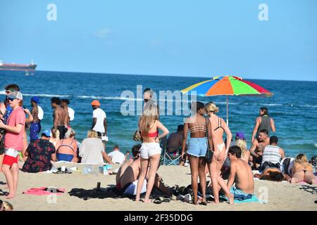 Fort Lauderdale, Floride, États-Unis. 14 mars 2021. Un point de vue général des gens qui font la fête sur la plage de fort Lauderdale Los Olas pendant les vacances de printemps, les foules suscitent des inquiétudes pendant les moments critiques de la pandémie COVID-19. Le 14 mars 2021 à fort Lauderdale, en Floride. Le président américain Joe Biden annonce que tous les Américains seront admissibles à la vaccination d'ici le 1er mai, met la nation sur la voie de se rapprocher de la normale d'ici le 4 juillet. Crédit : Mpi10/Media Punch/Alamy Live News Banque D'Images