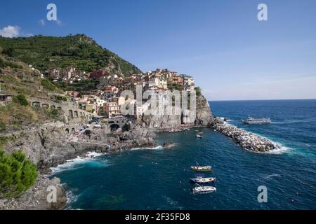 Italie, Ligurie : le village de Manarola dans le parc national des Cinque Terre, site classé au patrimoine mondial de l'UNESCO Banque D'Images