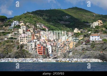 Italie, Ligurie : village de Riomaggiore dans le parc national des Cinque Terre, site classé au patrimoine mondial de l'UNESCO. Le village vue depuis le ferry Banque D'Images