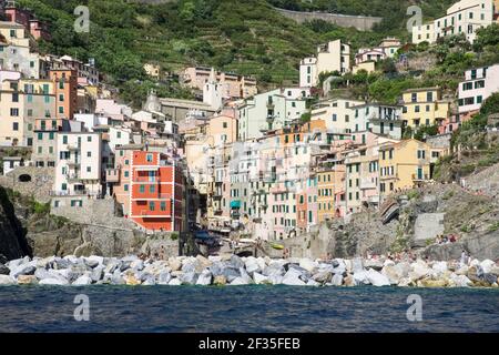 Italie, Ligurie : village de Riomaggiore dans le parc national des Cinque Terre, site classé au patrimoine mondial de l'UNESCO. Le village vue depuis le ferry Banque D'Images