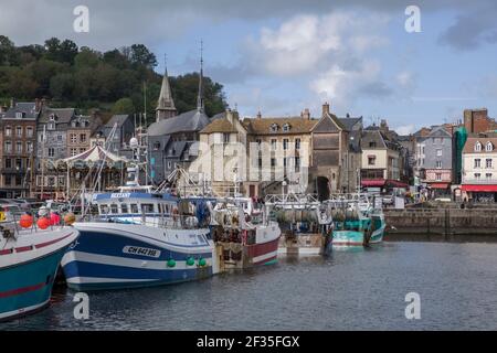 Honfleur (Normandie, Nord de la France) : le port de pêche avec, en arrière-plan, le bâtiment appelé ÒLa Lieutenance (à droite), inscrit comme national Banque D'Images