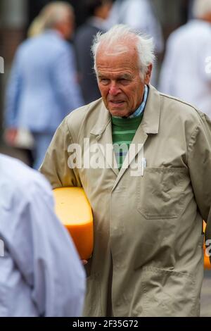 Test d'un inspecteur de Fromage Fromage Roue, Alkmaar, Pays-Bas Banque D'Images