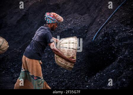 Barishal, Barishal, Bangladesh. 15 mars 2021. Les travailleurs du champ de charbon au Bangladesh travaillent très dur tous les jours de la lumière du jour jusqu'à la soirée pour leur subsistance où les revenus sont un peu d'environ 3-4 $ environ crédit: Mustasinur Rahman Alvi/ZUMA Wire/Alamy Live News Banque D'Images