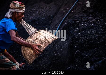 Barishal, Barishal, Bangladesh. 15 mars 2021. Les travailleurs du champ de charbon au Bangladesh travaillent très dur tous les jours de la lumière du jour jusqu'à la soirée pour leur subsistance où les revenus sont un peu d'environ 3-4 $ environ crédit: Mustasinur Rahman Alvi/ZUMA Wire/Alamy Live News Banque D'Images