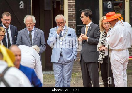 Test d'un inspecteur de Fromage Fromage Roue, Alkmaar, Pays-Bas Banque D'Images