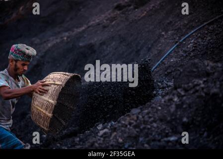 Barishal, Barishal, Bangladesh. 15 mars 2021. Les travailleurs du champ de charbon au Bangladesh travaillent très dur tous les jours de la lumière du jour jusqu'à la soirée pour leur subsistance où les revenus sont un peu d'environ 3-4 $ environ crédit: Mustasinur Rahman Alvi/ZUMA Wire/Alamy Live News Banque D'Images