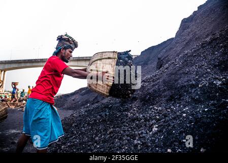 Barishal, Barishal, Bangladesh. 15 mars 2021. Les travailleurs du champ de charbon au Bangladesh travaillent très dur tous les jours de la lumière du jour jusqu'à la soirée pour leur subsistance où les revenus sont un peu d'environ 3-4 $ environ crédit: Mustasinur Rahman Alvi/ZUMA Wire/Alamy Live News Banque D'Images