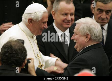 16 octobre 2008 : le Pape Benoît XVI parle à l'ancien Président polonais Lech Walesa lors d'une audition dans la salle Paul VI Banque D'Images