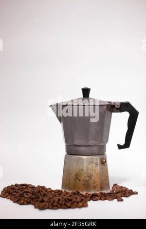 machine à café geyser ou moka pot isolé sur fond blanc avec grains de café à proximité. Banque D'Images