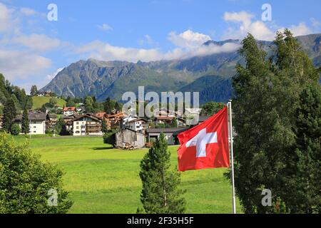 Klosters Dorf avec drapeau suisse dans les alpes suisses, Grisons, Suisse 2020 Banque D'Images