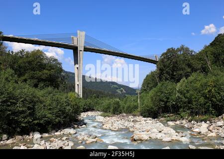 Pont de contournement Sunniberg au-dessus de la rivière Landquart et de la vallée de Prättigau, Klosters, Suisse Banque D'Images