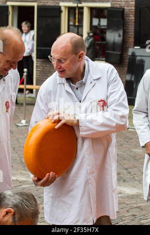 Test d'un inspecteur de Fromage Fromage Roue, Alkmaar, Pays-Bas Banque D'Images