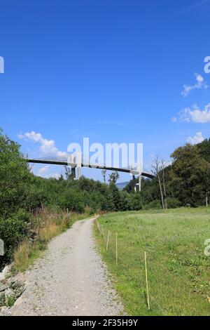 Pont de contournement Sunniberg au-dessus de la rivière Landquart et de la vallée de Prättigau, Klosters, Suisse Banque D'Images