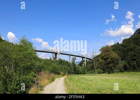 Pont de contournement Sunniberg au-dessus de la rivière Landquart et de la vallée de Prättigau, Klosters, Suisse Banque D'Images