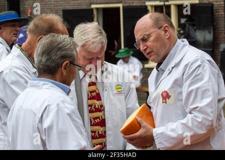 Test d'un inspecteur de Fromage Fromage Roue, Alkmaar, Pays-Bas Banque D'Images