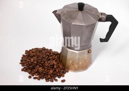 machine à café geyser ou moka pot isolé sur fond blanc avec grains de café à proximité. Banque D'Images