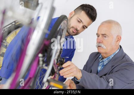 mécanicien en formation sur vélo Banque D'Images