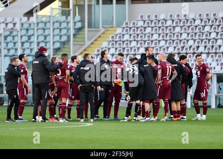 Turin, Italie. 14 mars 2021. Les joueurs de Torino s'unissent comme un groupe après la série UN match entre Torino et l'Inter Milan au Stadio Olimpico à Turin. (Crédit photo : Gonzales photo/Alamy Live News Banque D'Images