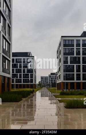 Wroclaw, Pologne - Mai 23 2020: Place de jardin d'affaires de bâtiments d'entreprise noirs et blancs Banque D'Images