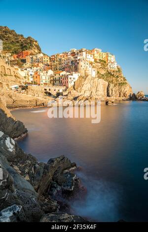 Ville côtière de Manarola, site classé au patrimoine mondial de l'UNESCO, parc national des Cinque Terre, Ligurie, Italie. Banque D'Images