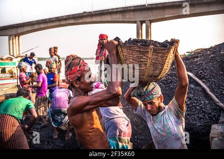 Barishal, Barishal, Bangladesh. 15 mars 2021. Les travailleurs du champ de charbon au Bangladesh travaillent très dur tous les jours de la lumière du jour jusqu'à la soirée pour leur subsistance où les revenus sont un peu d'environ 3-4 $ environ crédit: Mustasinur Rahman Alvi/ZUMA Wire/Alamy Live News Banque D'Images